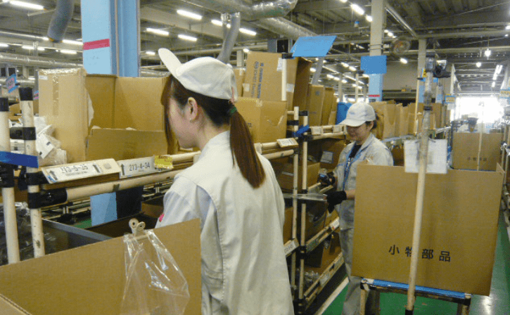 倉庫でピッキングをする女性