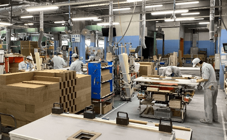 加工業務を行う複数の社員