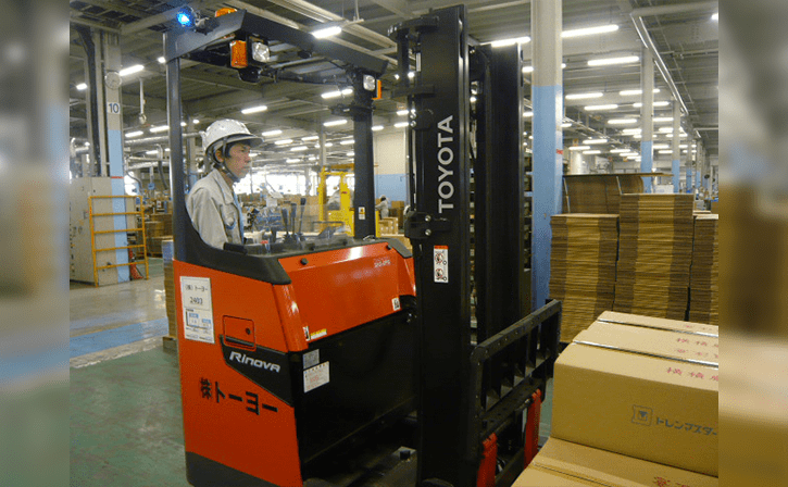 フォークリフトを運転する男性