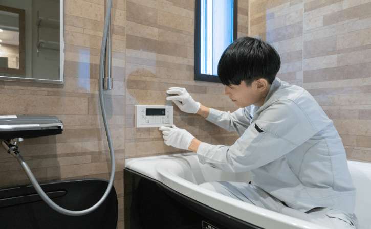 風呂場を点検する男性