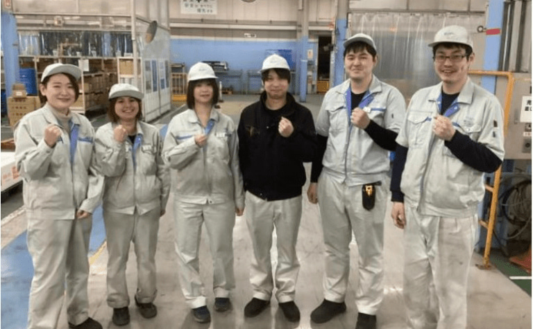 ガッツポーズをした社員6人